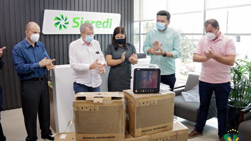 PREFEITO DE COLÍDER RECEBE DOAÇÃO DO SICREDI EM EQUIPAMENTOS PARA A SAÚDE