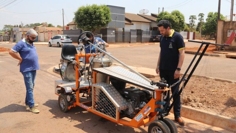 MAIS UM COMPROMISSO CUMPRIDO: PREFEITURA ADQUIRE MÁQUINA PARA EXECUTAR PINTURA E SINALIZAÇÃO