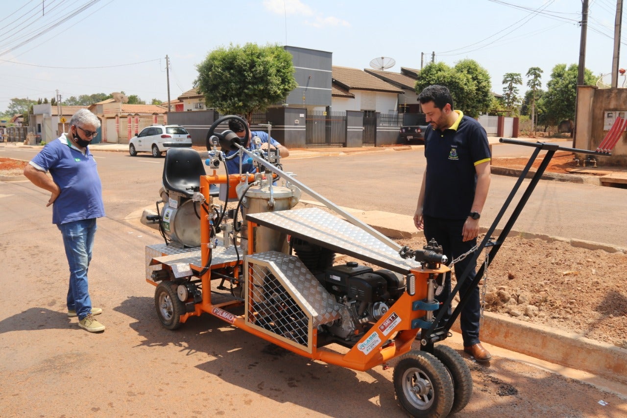 MAIS UM COMPROMISSO CUMPRIDO: PREFEITURA ADQUIRE MÁQUINA PARA EXECUTAR PINTURA E SINALIZAÇÃO