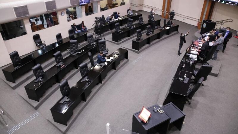 Deputados aprovam previdência e isentam aposentados que recebem até R$ 3.300 e portadores de doenças raras