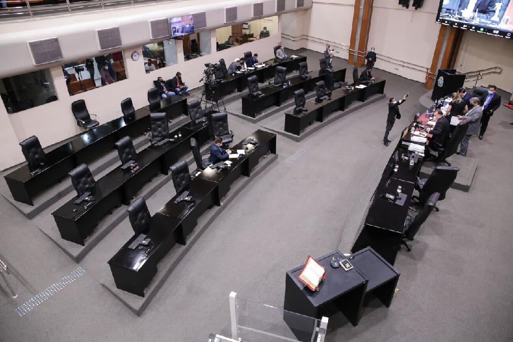 Deputados aprovam previdência e isentam aposentados que recebem até R$ 3.300 e portadores de doenças raras