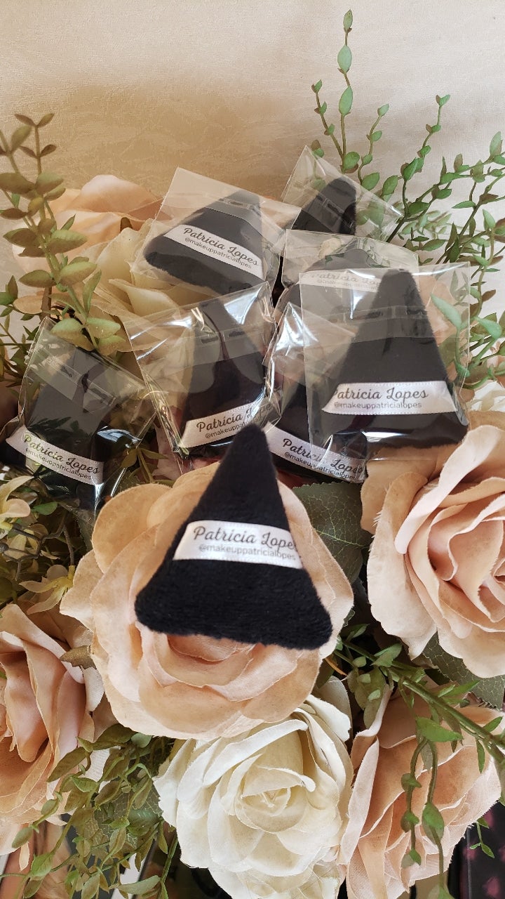 Maquiadora de pele madura, inova e lança esponja apropriada para uso de pó solto