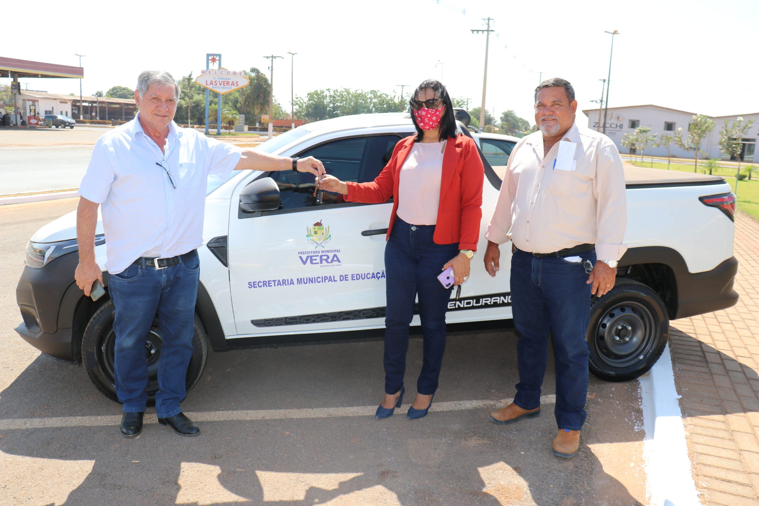Administração Municipal realiza entrega de um veículo novo para a Secretaria de Educação