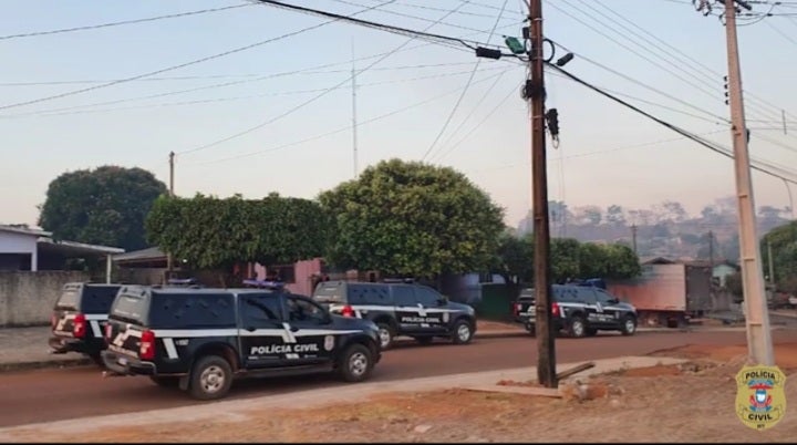 Polícia Civil prendeu dois homens e aprendeu um adolescente por envolvimento em assaltos