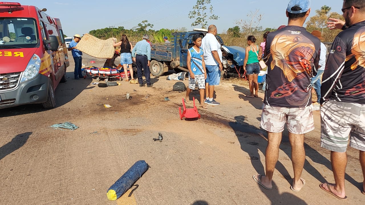 Mãe e filho de 4 anos morrem em batida envolvendo D20 Fiat Toro