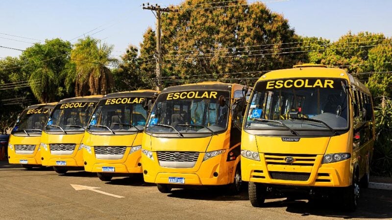 Governador Mauro Mendes entrega novos ônibus escolares para cinco municípios