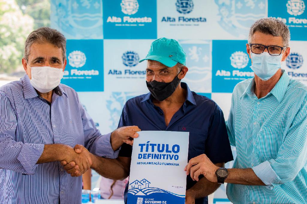 Governo encerra espera de 26 anos e entrega 70 títulos para famílias da zona rural de Alta Floresta