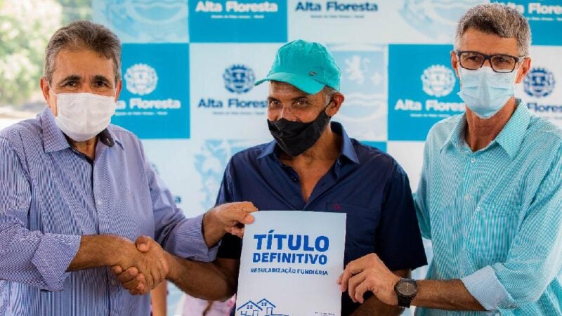 Governo encerra espera de 26 anos e entrega mais de 70 títulos para famílias da zona rural de Alta Floresta