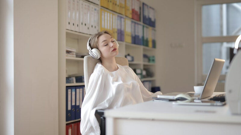 Cochilo à tarde melhora desempenho no trabalho, revela Nasa