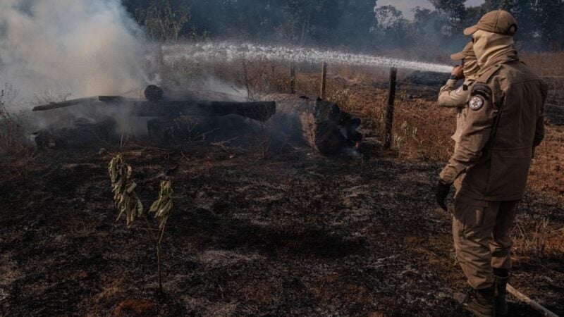Corpo de Bombeiros é acionado para conter incêndio dentro de propriedade rural em Poconé