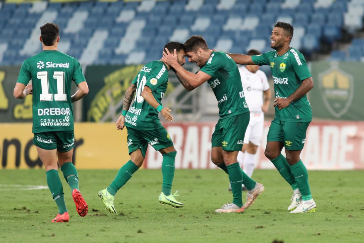Cuiabá vence o Athlético-PR por 1 a 0 e sai da zona de rebaixamento