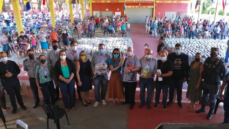 Primeira-dama entrega mil cestas básicas a famílias carentes em Rondonópolis