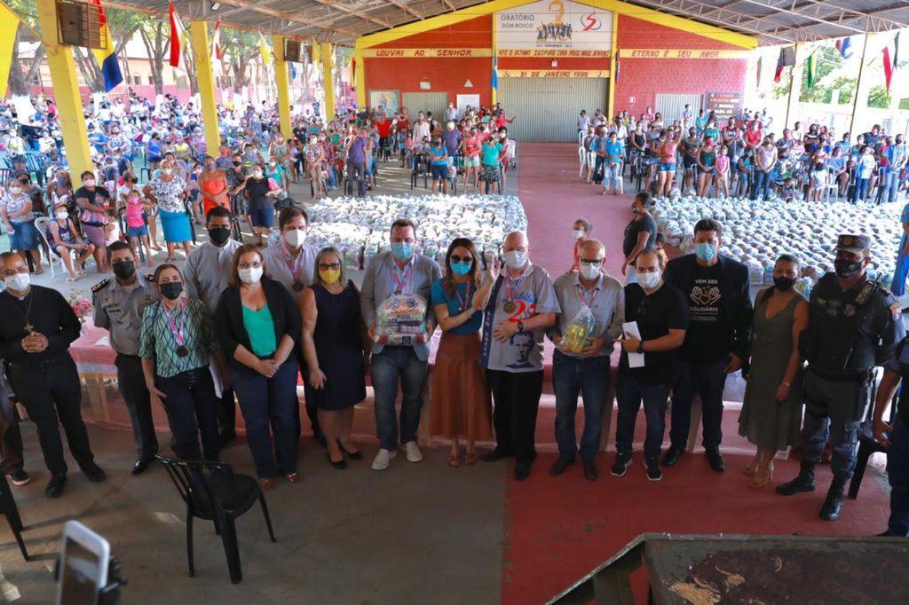 Primeira-dama entrega mil cestas básicas a famílias carentes em Rondonópolis