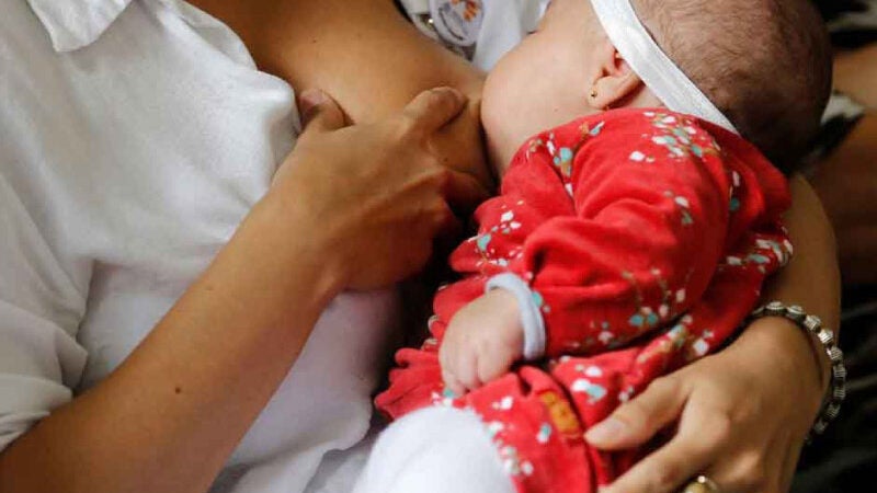 Anticorpos contra Covid podem passar para bebês pelo leite materno