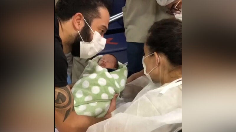 Mulher dá à luz intubada por Covid e conhece filho 18 dias depois