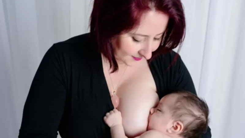 Mulher produz leite e amamenta bebê após adoção