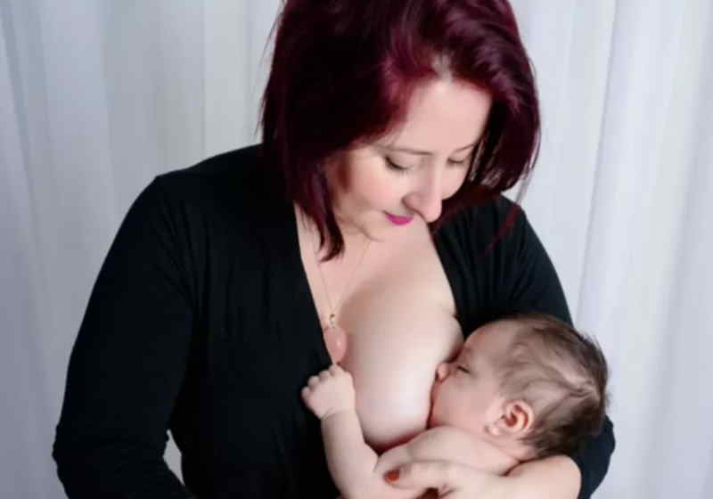 Mulher produz leite e amamenta bebê após adoção