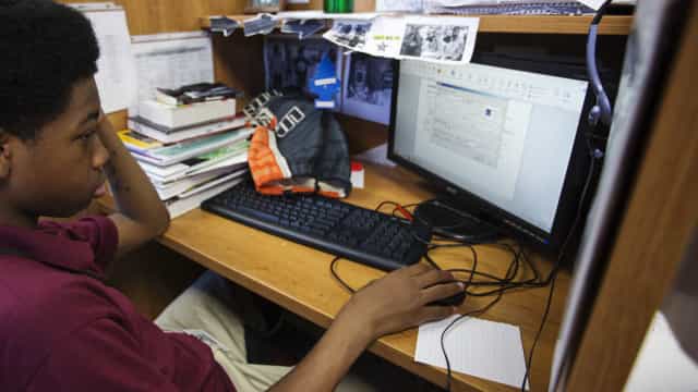 Bolsonaro publica MP para adiar pagamento de internet a escolas públicas