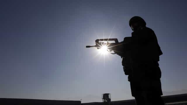 Talibãs estão batendo de porta em porta em busca de mulheres, diz afegã