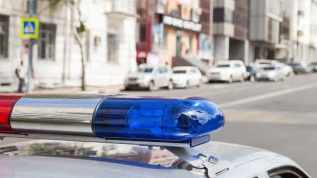 Criança de dois anos dispara arma acidentalmente e mata o pai