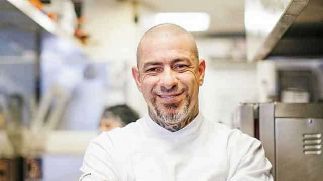 Henrique Fogaça tranquiliza fãs após queda no Masterchef: ‘Estou bem’