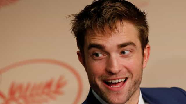 Namorada de Robert Pattinson se revolta por piada sobre relacão deles