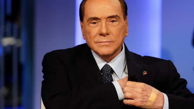 Silvio Berlusconi volta a ser hospitalizado