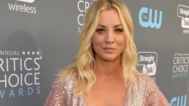 Atriz de ‘Big Bang Theory’ pede para comprar cavalo maltratado em Tóquio
