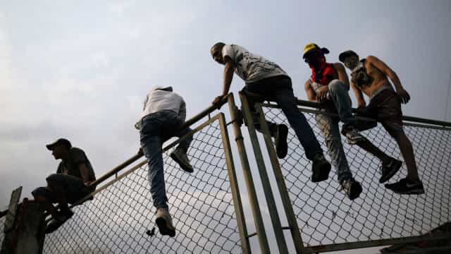 Imigrantes ficam presos em ‘terra de ninguém’ nas portas da União Europeia
