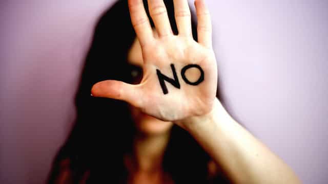 Projetos tentam desmontar cultura machista para evitar que homens voltem a agredir mulheres