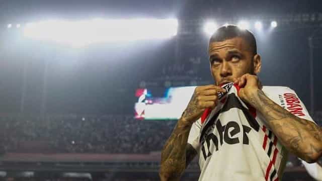 Daniel Alves lamenta eliminação do São Paulo: ‘Seguiremos lutando’