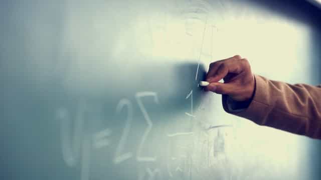 SP: Justiça determina volta de professores só após vacinação completa