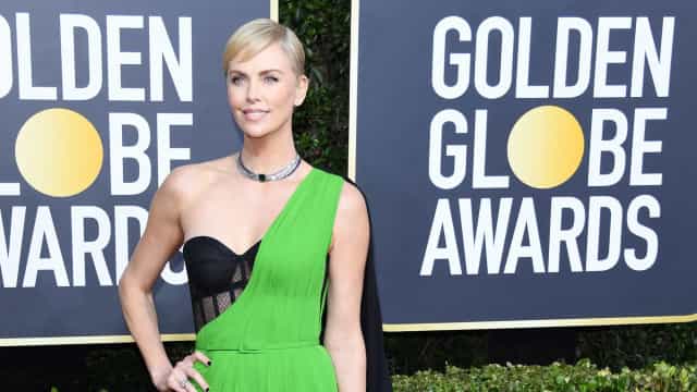 Aos 45 anos, Charlize Theron exibe curvas em biquíni durante férias