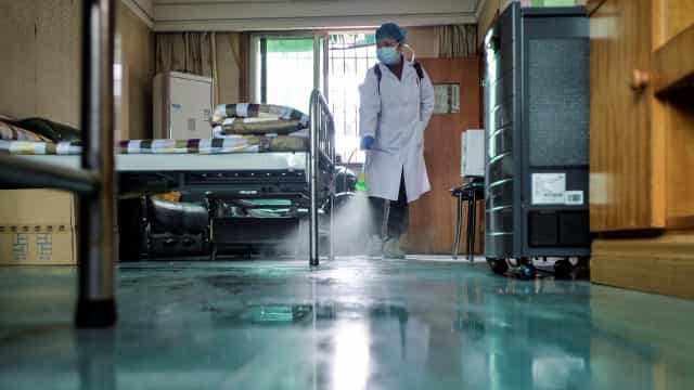 Premiê do Japão pede restrições de viagem após disparada da covid-19