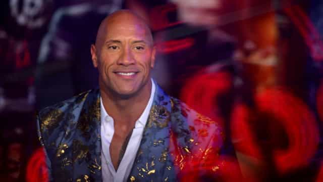 Policial chama a atenção por semelhança com Dwayne Johnson