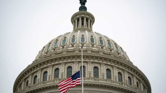 Policial presente no ataque ao Capitólio é encontrado morto