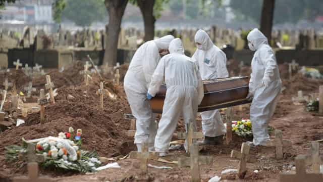 Brasil registra mais 975 mortes por Covid-19 em 24h