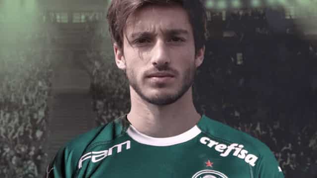 Ex-palmeirense Viña assina contrato, ganha camisa 5 e é apresentado pela Roma