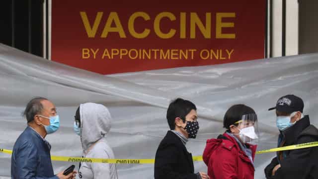 Autoridades dos EUA apoiam exigência de vacinas e máscaras por empresas