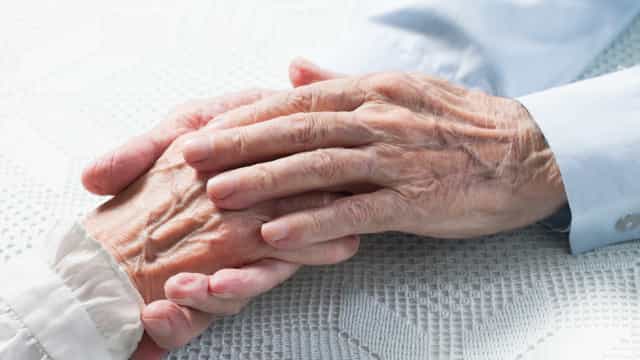 Terceira dose da vacina deve começar por idosos e profissionais de saúde