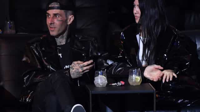 Travis Barker faz viagem de avião pela 1.ª vez após trágico acidente