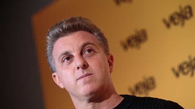 ‘Estou muito seguro com a decisão que tomei’, diz Luciano Huck sobre os domingos