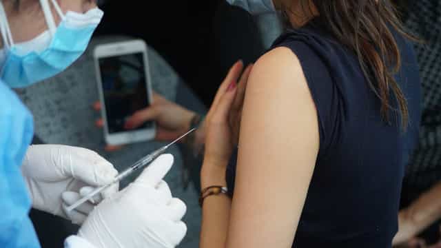 Rio retoma vacinação nesta sexta e ‘torce’ por novos lotes de imunizantes