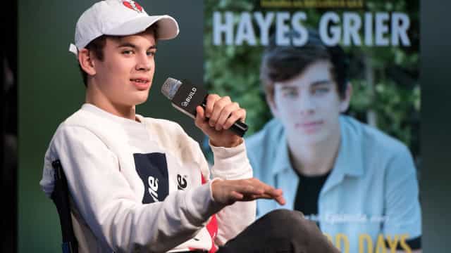 Jovem celebridade Hayes Grier acusado de roubo e agressão