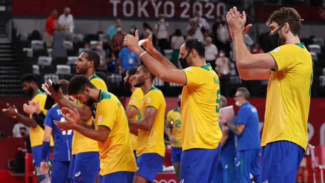 Brasil supera França em jogão com set ‘interminável’ e fica em 2º no vôlei