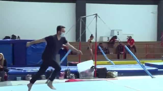 Repórter da Globo dá mortal ao vivo em jornal e dedica à Rebeca Andrade