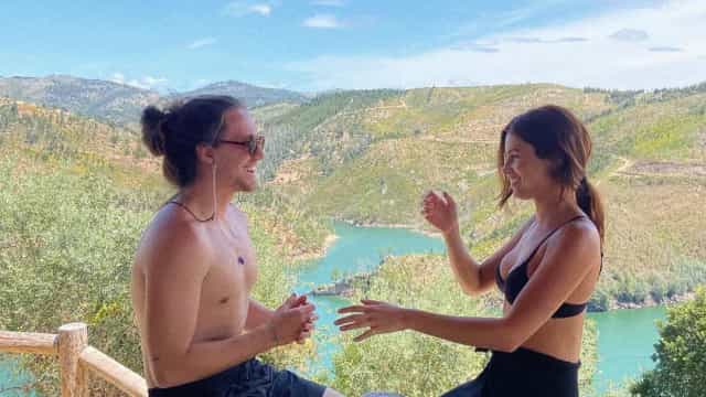 Cantor Vitor Kley e namorada voltam a viver o amor à distância