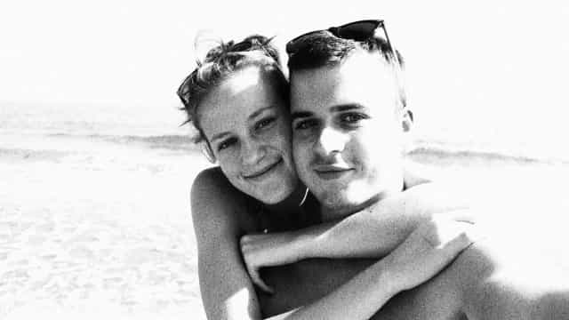 Noivo lê os votos de casamento durante o velório da namorada