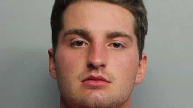 Passageiro é preso a cadeira com fita após comportamento agressivo