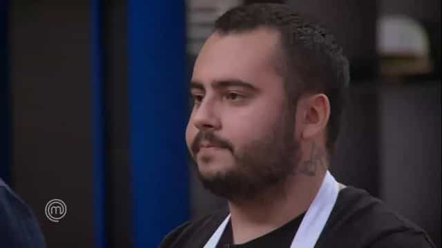 Antônio é eliminado do Masterchef ao errar em receita inspirada no pai de Fogaça